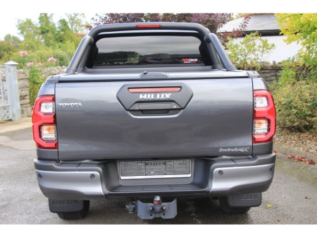 2025 Toyota Hilux Invincible X * Roll cover and bars inc €66,358