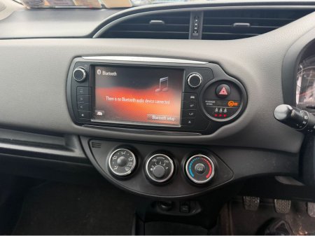 2016 Toyota Yaris - thumbnail 13