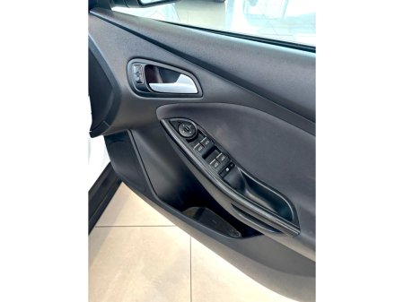 2016 Ford Focus - thumbnail 14