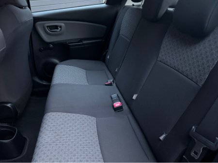 2016 Toyota Yaris - thumbnail 11