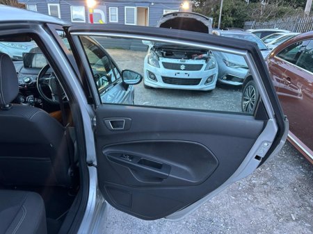 2016 Ford Fiesta - thumbnail 9