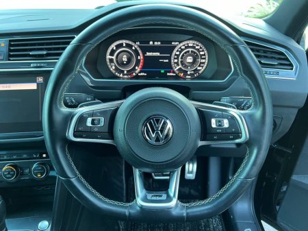 2018 Volkswagen Tiguan R-LINE 2.0 TDI 4MOTION // BLACK EDITION // HEADS-UP DISPLAY // 360 SURROUND PARKING CAMERAS €28,950 thumbnail