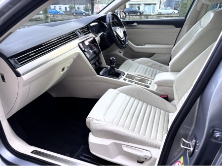 2019 Volkswagen Passat R-LINE 2.0 TDI MANUAL 150HP 4DR €23,950 thumbnail