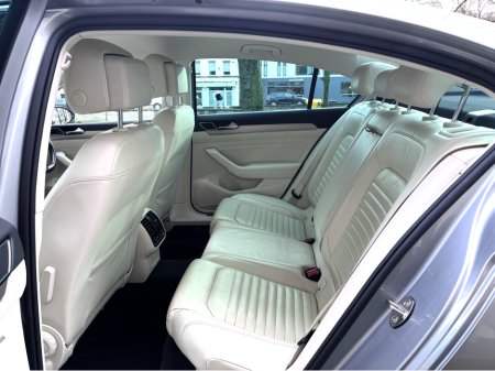 2019 Volkswagen Passat R-LINE 2.0 TDI MANUAL 150HP 4DR €23,950 thumbnail