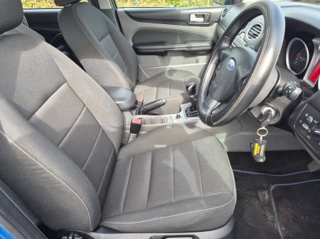 2011 Ford Focus - thumbnail 12