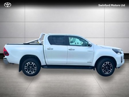 2023 Toyota Hilux - view 3