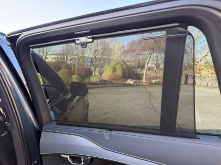 2022 Volvo XC90 PHEV T8 (390hp) R-Design AWD €56,900 thumbnail