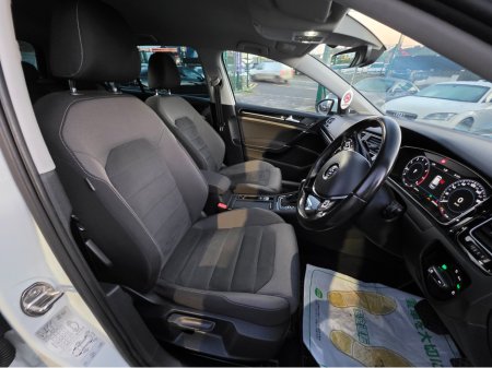 2017 Volkswagen Golf ( 172 REG ) HIGHLINE 1.4 MK7.5 SAT NAV PACK - VIRTUAL CLOCKS -REVERSE CAMERA - NAVIGATION - CARPLAY - ANDROID AUTO- BLIND SPOT REAR TRAFFIC ASSIST - DISCOVER PRO €17,950 thumbnail