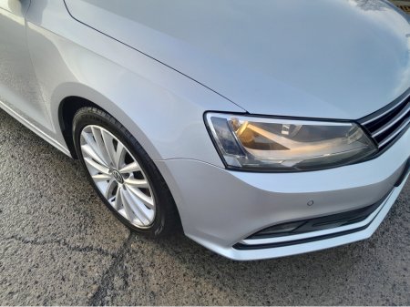 2015 Volkswagen Jetta - view 3