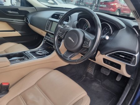 2016 Jaguar XE - thumbnail 5