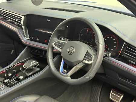 2025 Volkswagen Touareg - thumbnail 10