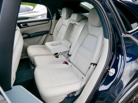 2023 Porsche Cayenne 3.0 V6 E-Hybrid 4WD Auto €87,950 thumbnail