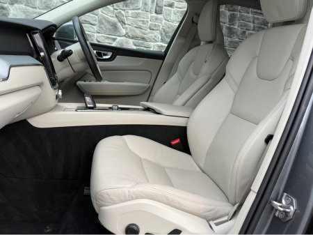 2021 Volvo XC60 2.0D MOMENTUM 5DR AUTO €38,950 thumbnail