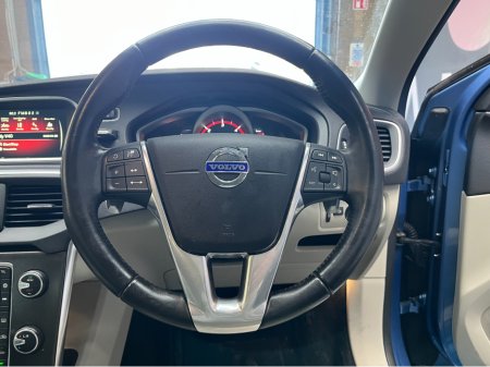 2015 Volvo V40 2015 VOLVO V40 D4 SE 2.0 AUTOMATIC / CRUISE CONTROL / REVERSE CAMERA / PADDLE SHIFTERS thumbnail