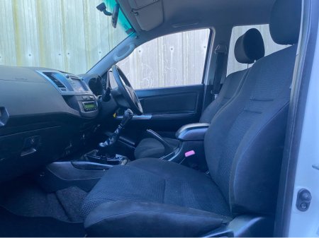 2014 Toyota Hilux - view 4