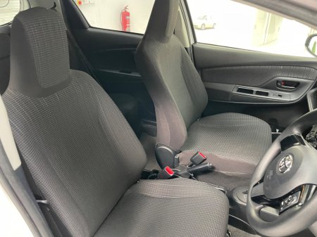 2017 Toyota Yaris - thumbnail 12