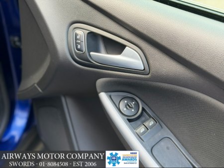 2016 Ford Focus - thumbnail 12