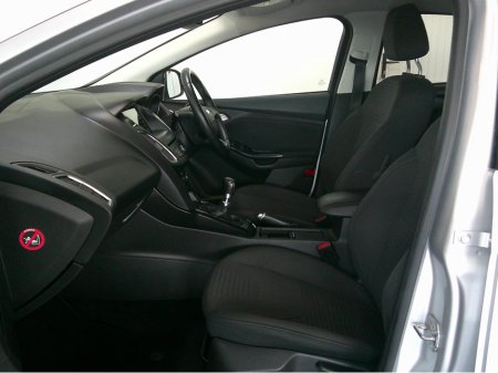 2017 Ford Focus - thumbnail 11