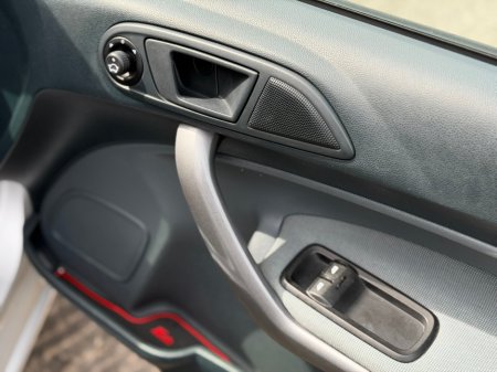 2011 Ford Fiesta - thumbnail 11