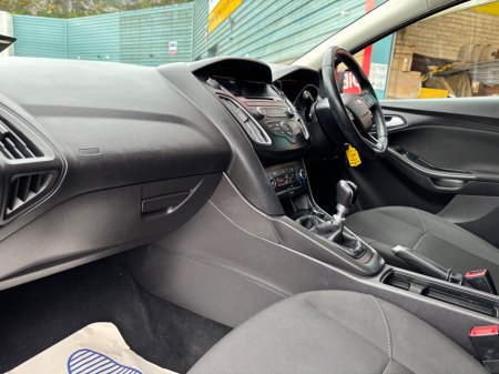 2017 Ford Focus - thumbnail 8