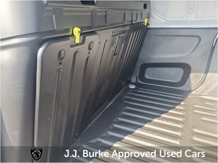 2024 Peugeot Partner PARTNER PRO PLUS 1.5 HDI 100 1 €22,950 thumbnail