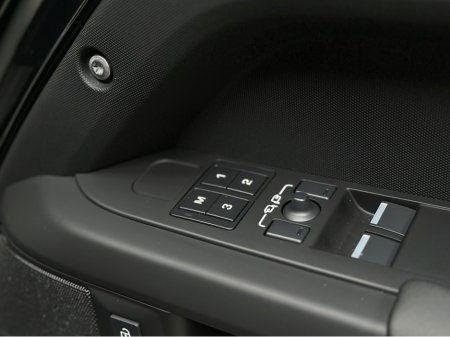 2025 Land Rover Defender - thumbnail 19