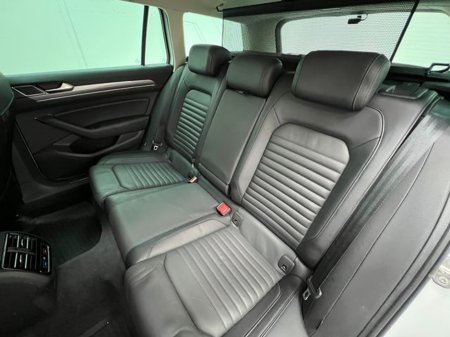 2018 Volkswagen Passat - view 4