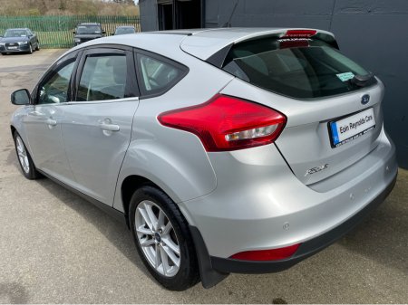 2017 Ford Focus - thumbnail 4