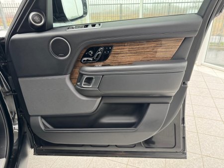 2019 Land Rover Range Rover VOGUE P400E A thumbnail