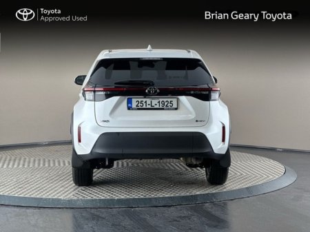 2025 Toyota Yaris Cross Luna Hybrid *Pearl White* €30,950 thumbnail