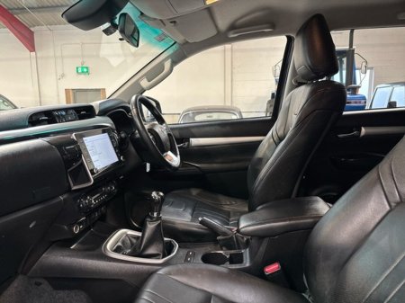 2022 Toyota Hilux 2.4 SR5 DOUBLE CAB 4DR €33,995 thumbnail