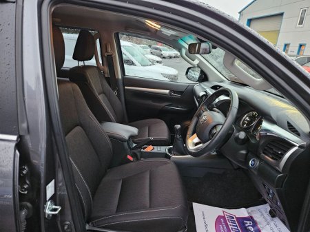 2025 Toyota Hilux 2.8 SR5 Double CAB €54,990 thumbnail