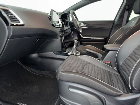 2025 Kia Ceed - view 3