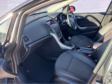 2012 Opel Astra - thumbnail 11