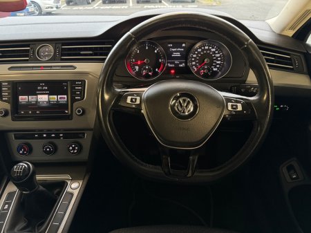 2016 Volkswagen Passat - view 3