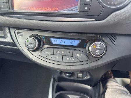 2016 Toyota Yaris - thumbnail 13