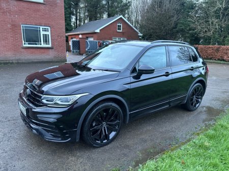 2024 Volkswagen Tiguan R-LINE 2.0 TDI AUTO 150HP BLACK EDITION €49,950 thumbnail