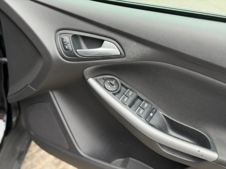 2016 Ford Focus - thumbnail 10