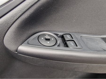 2018 Ford Focus - thumbnail 23