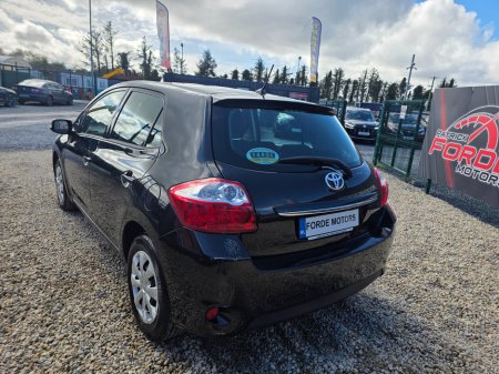 2011 Toyota Auris - view 3
