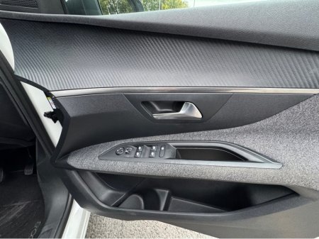 2017 Peugeot 3008 ACTIVE 1.6 BLUE HDI 120 4 4DR €17,950 thumbnail