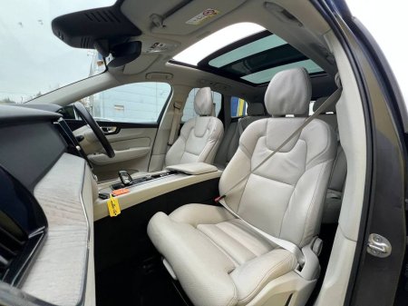 2023 Volvo XC60 T6 PLUS DARK AWD 2.0 HYBRID // OPENING PAN ROOF // LEATHER HEATED SEATS // 360 PARKING CAMERAS €39,950