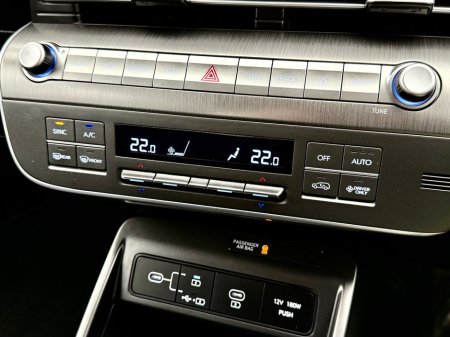 2024 Hyundai Kona 1.6 HYBRID Signature Auto €30,950 thumbnail