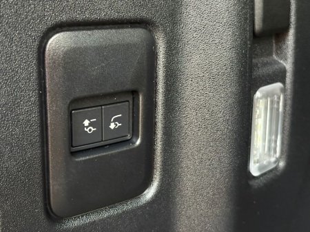 2025 Land Rover Defender - thumbnail 34