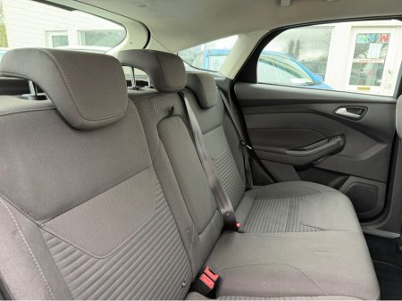 2017 Ford Focus - thumbnail 19