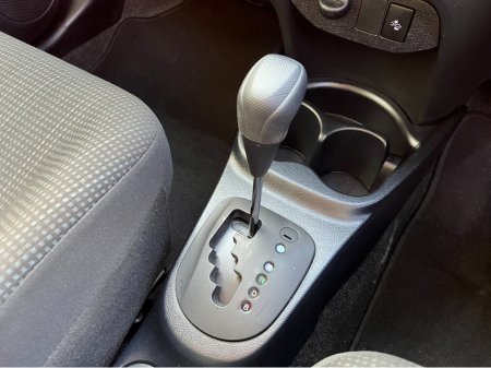 2019 Toyota Vitz - thumbnail 16