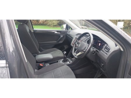 2024 Volkswagen Tiguan ELEGANCE 2.0 TDI MANUAL 6SPEED FWD 150HP 5 €41,950 thumbnail