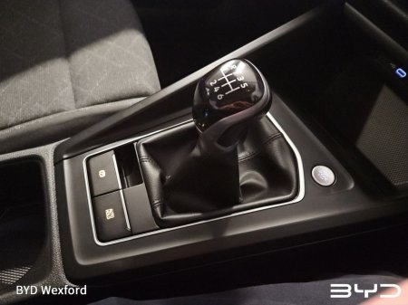 2021 Volkswagen Golf 2.0 TDI 115HP Life €21,975 thumbnail