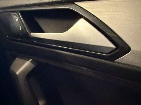 2017 Volkswagen Tiguan - thumbnail 25