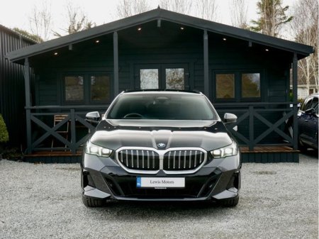 2025 BMW 5 Series - thumbnail 2